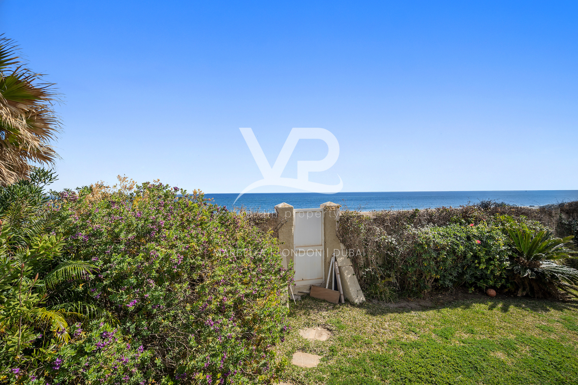 Beachfront villa for sale in La Cala - Verdin Property