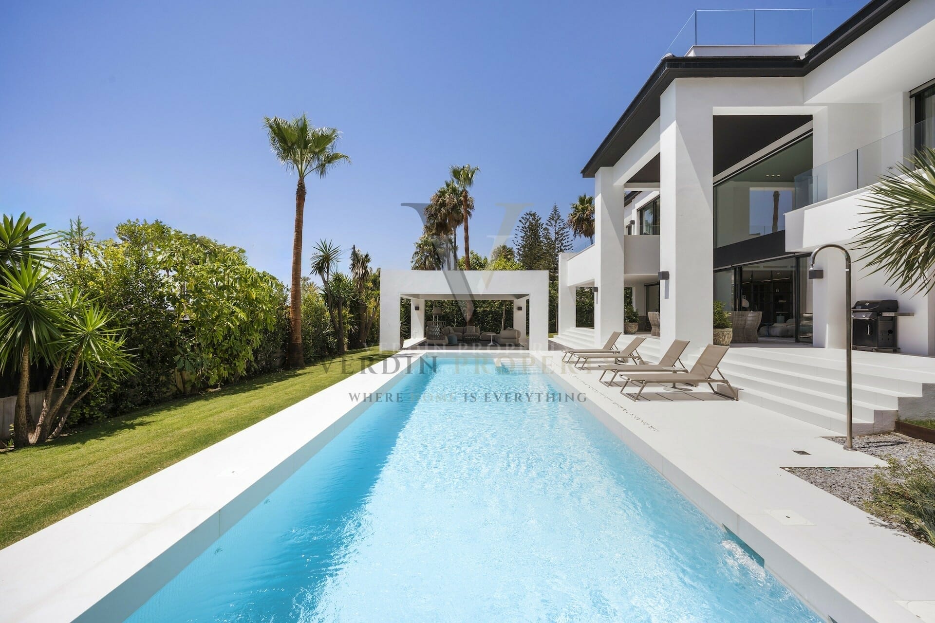 Villa Harmonia, modern villa vid stranden till salu - Verdin Property