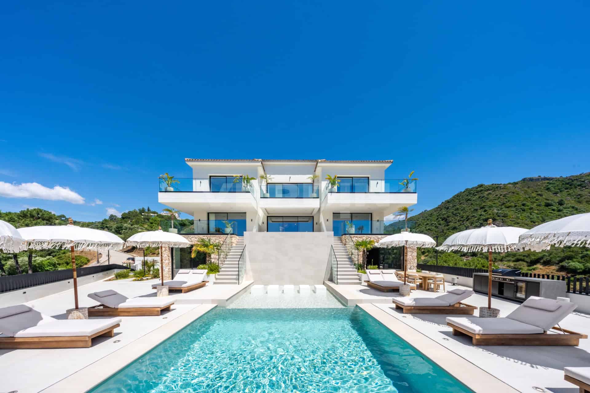 Contemporary villa with panoramic views for sale in Monte Mayor